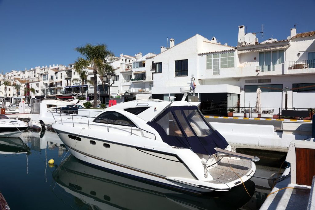 imagen de un yate para el turismo de lujo en Marbella